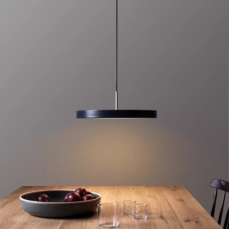 Suspension disque plat noir, blanc, gris ou bleu, LED – Seto dans un intérieur