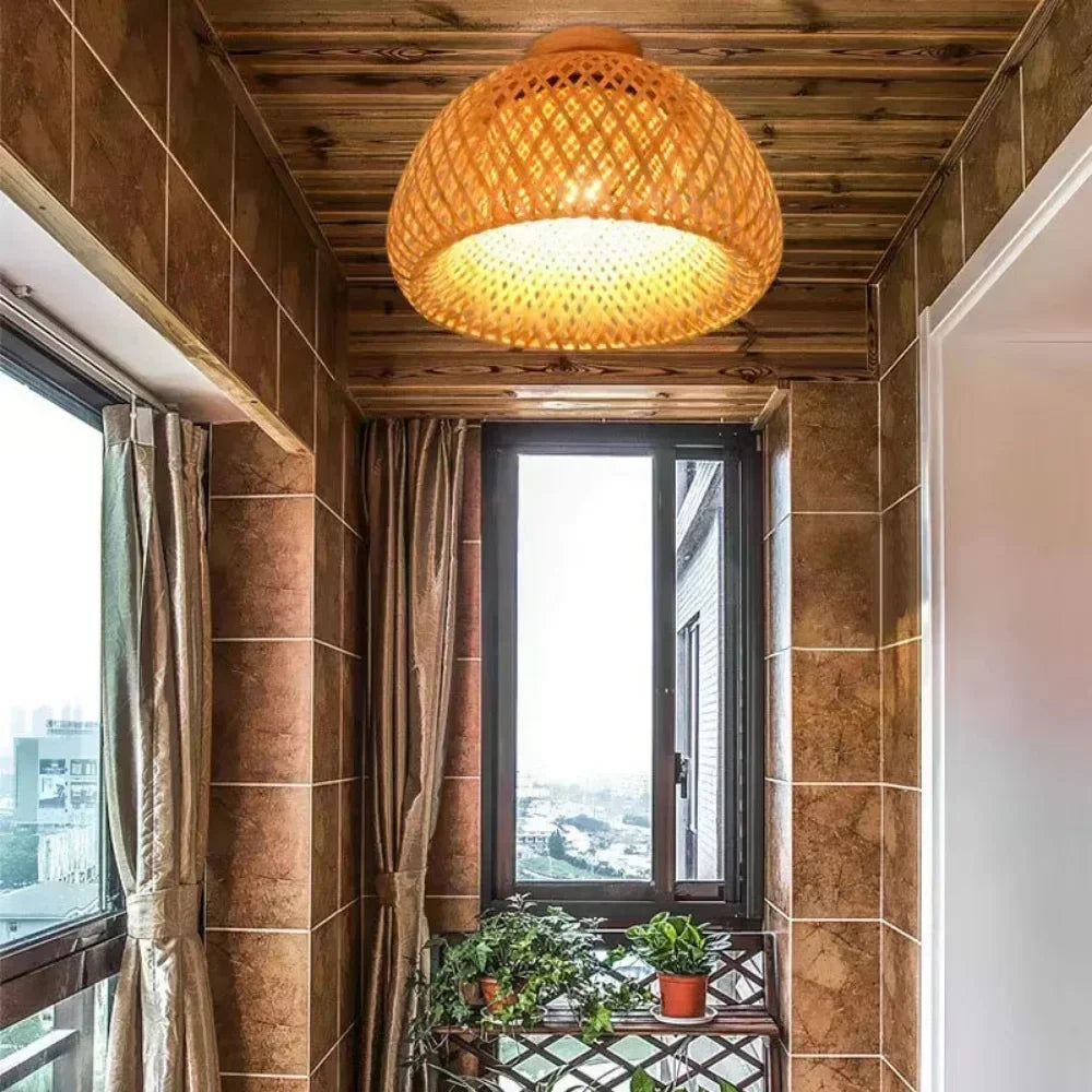 Plafonnier en bambou tressé main, deux tailles – Iya, vue d’ambiance