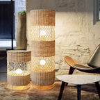 Lampe colonne en rotin tressé, à poser au sol – Gigondas, vue d’ambiance