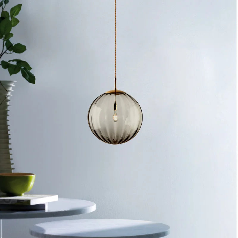 Suspension globe en verre côtelé coloré – Amalfi, vue d’ambiance