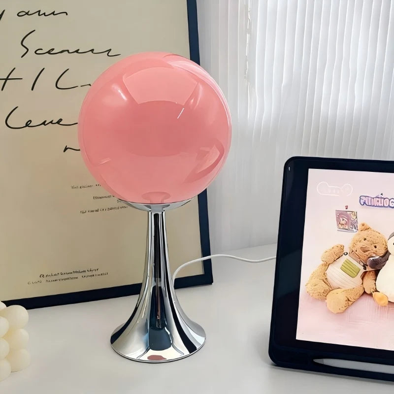 Lampe à poser globe de verre sur pied chromé – Cabourg, vue d’ambiance