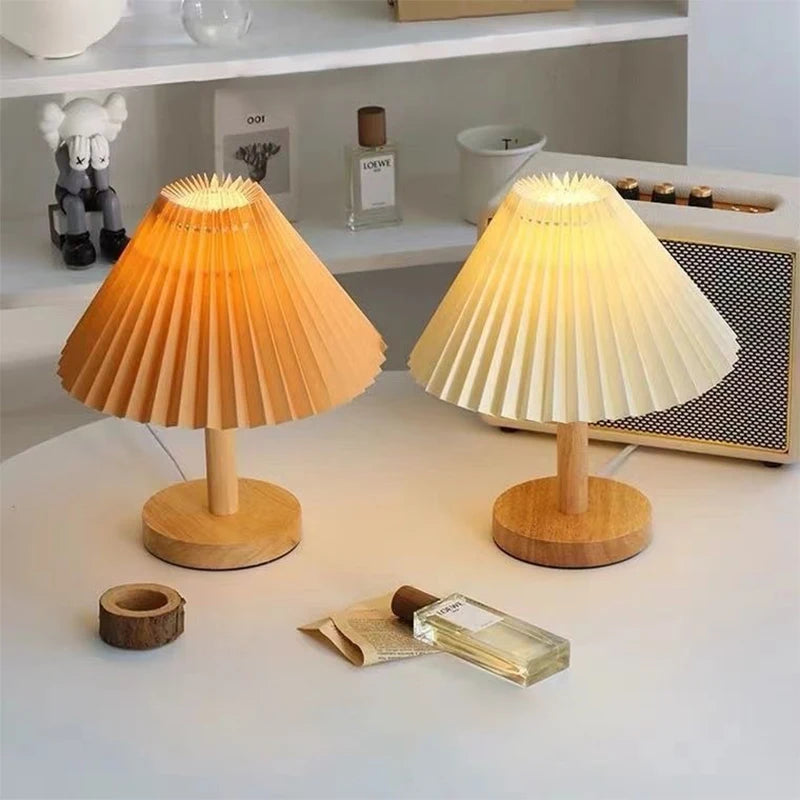 Petite lampe abat-jour plissé et pied en bois – Collonges, vue d’ambiance