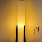 Lampadaire colonne en tissu sur trépied en bois – Asuka, vue d’ambiance