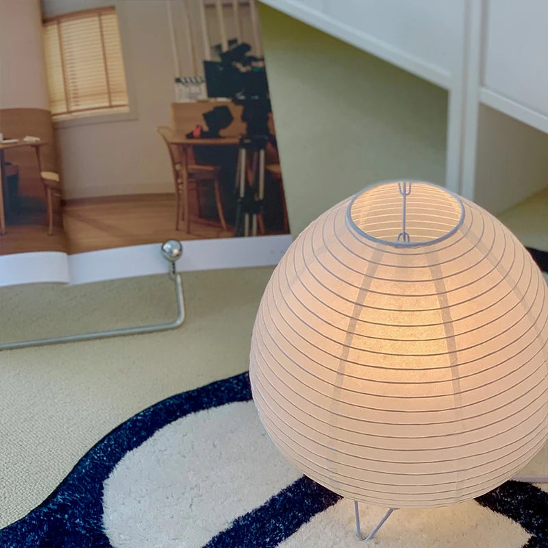 Lampe à poser en papier de riz, esprit japonais – Agay, vue d’ambiance