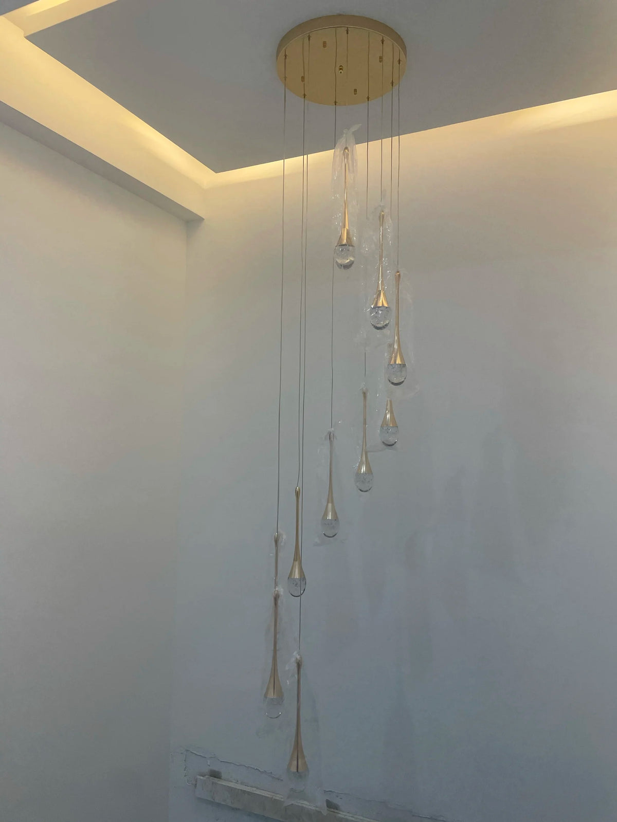 Lustre gouttes de cristal pour escalier, 6 ou 8 gouttes – Chaalis, vue d’ambiance