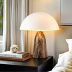 Lampe champignon, dôme blanc et pied effet marbre – Banon, vue d’ambiance