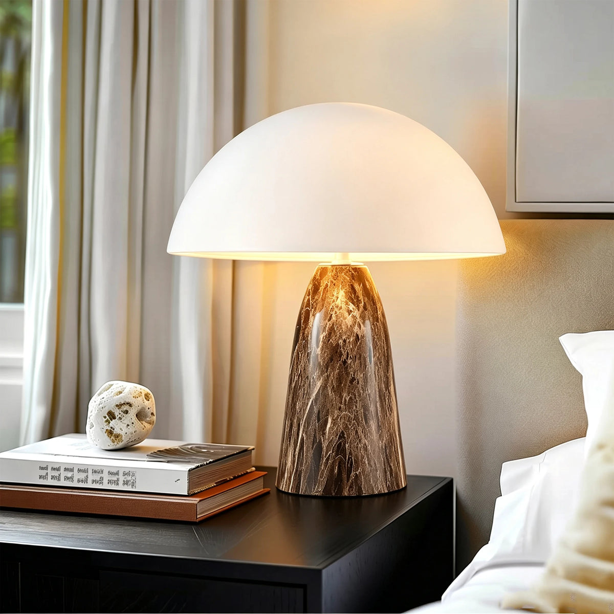 Lampe champignon, dôme blanc et pied effet marbre – Banon, vue d’ambiance