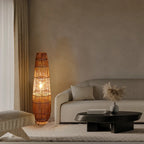 Lampadaire ou lampe en rotin tressé main, forme fuselée – Tourtour dans un intérieur