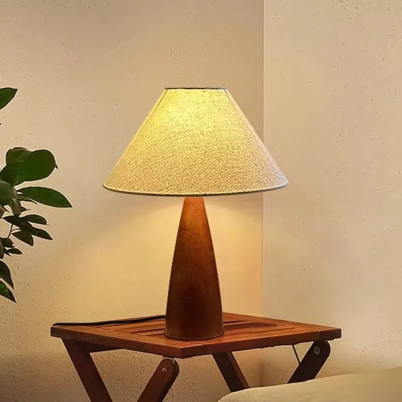 Lampadaire pied conique en bois et abat-jour en tissu – Mashiko, vue d’ambiance
