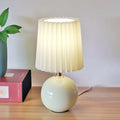 Lampe pied boule en céramique et abat-jour plissé – Marsanne, vue d’ambiance
