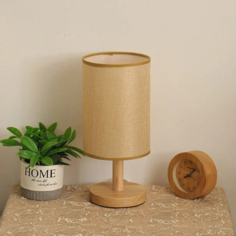 Lampe de chevet cylindre en lin et pied en bois – Sarlat, vue d’ambiance