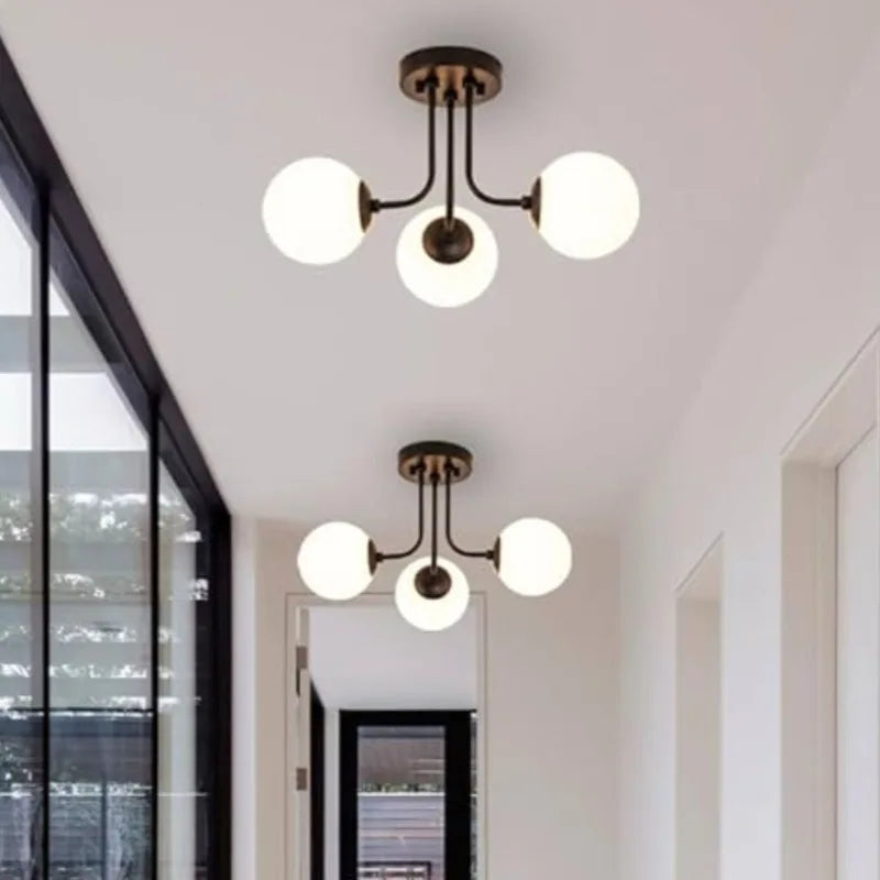 Plafonnier tiges courbes et globes opalins, 3 ou 6 lumières – Raspail, vue d’ambiance