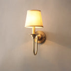Applique en laiton massif et abat-jour en tissu, H 37 cm – Cadenet dans un intérieur