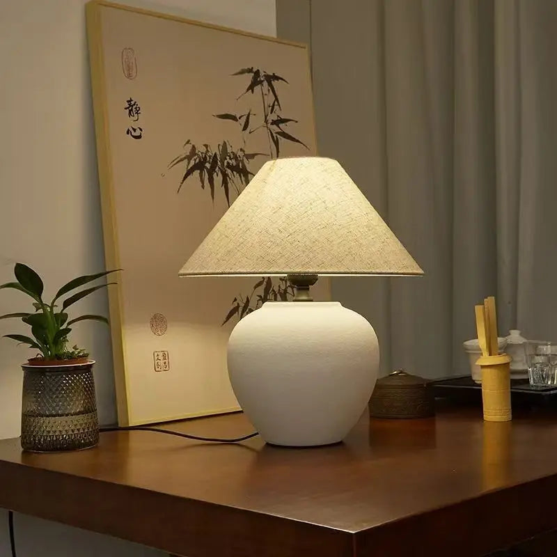 Lampe à poser en céramique, abat-jour en tissu – Cliousclat, vue d’ambiance