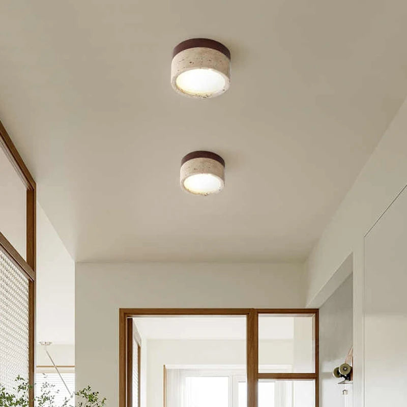 Petit plafonnier spot en travertin, LED blanc chaud – Cucuron, vue d’ambiance