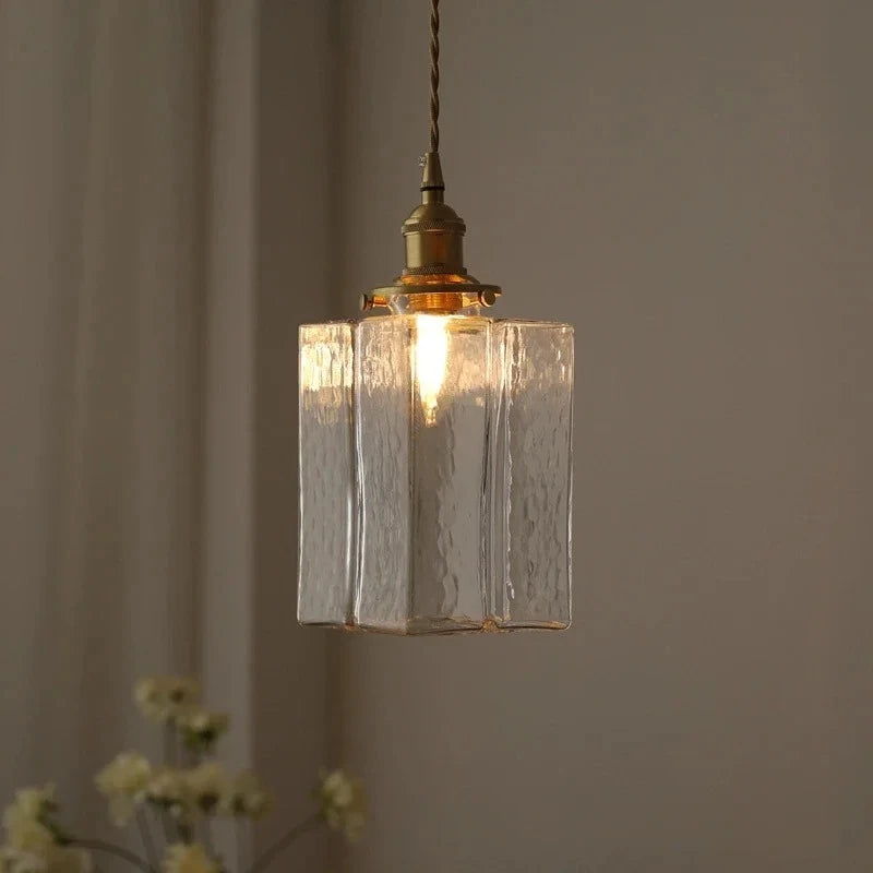 Suspension en verre texturé et laiton, style japonais – Bizen dans un intérieur