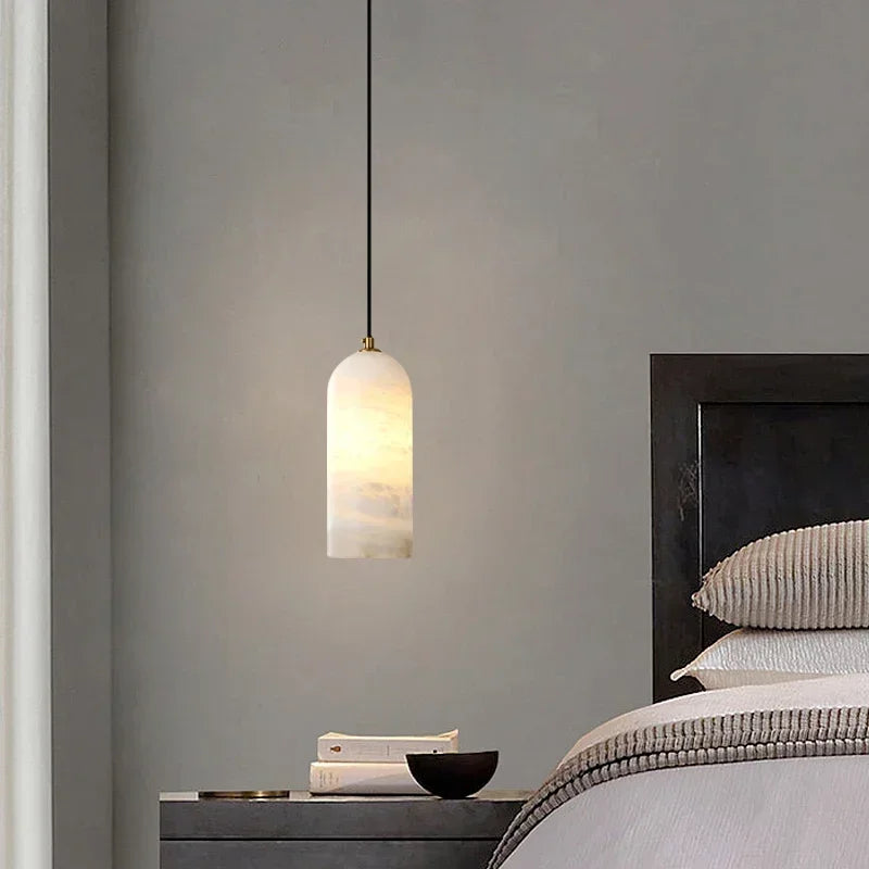 Suspension en marbre veiné et cuivre doré, Ø 10 cm – Modica, vue d’ambiance