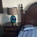 Lampe à poser pied en verre et abat-jour satiné – Chenonceau, vue d’ambiance