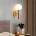 Applique globe opalin sur tige, dorée ou noire – Lancry, vue d’ambiance
