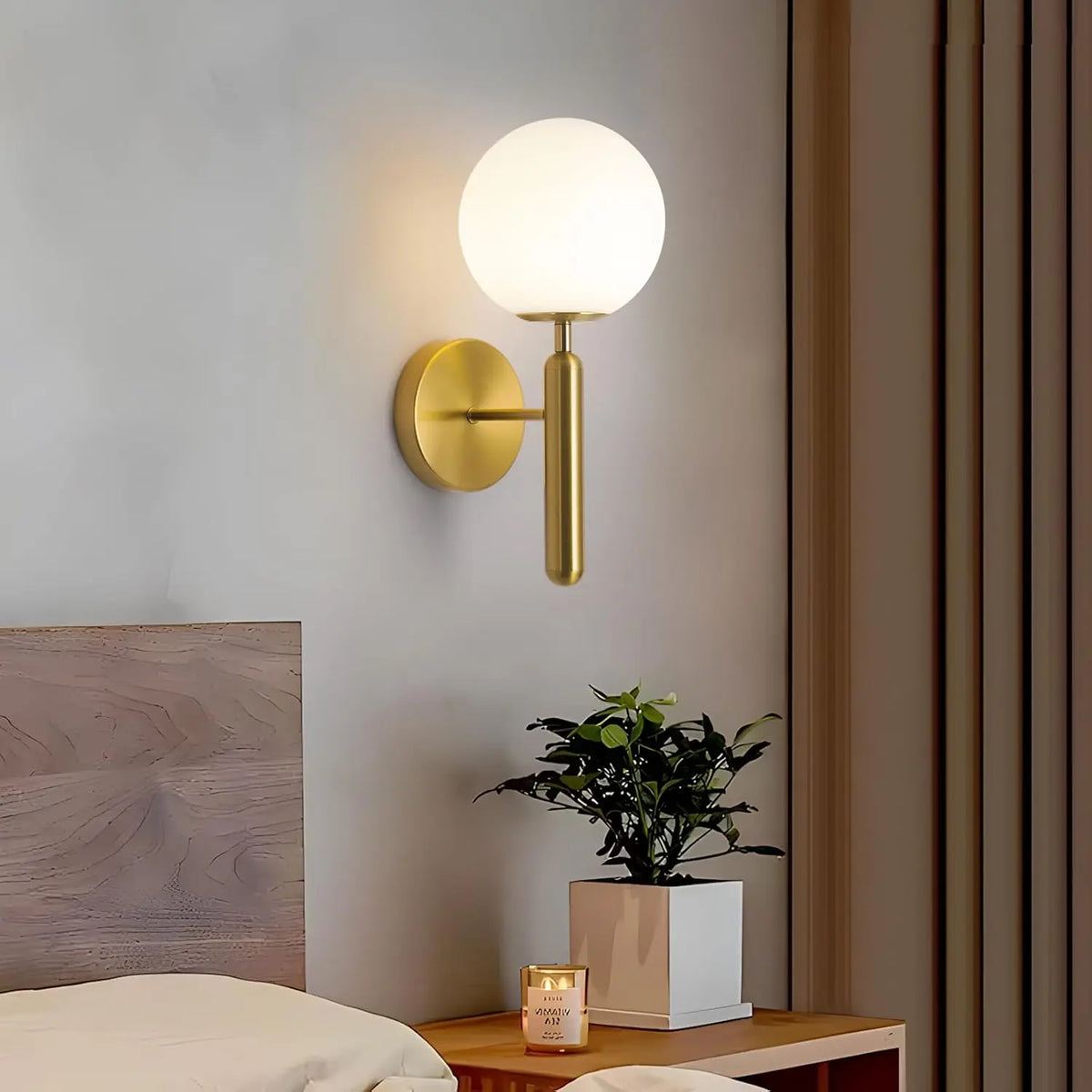 Applique globe opalin sur tige, dorée ou noire – Lancry, vue d’ambiance