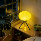 Lampe à poser globe de verre sur trépied chromé – Villefranche, vue d’ambiance