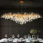 Suspension à branches dorées et gouttes de cristal – Royale, sur fond blanc
