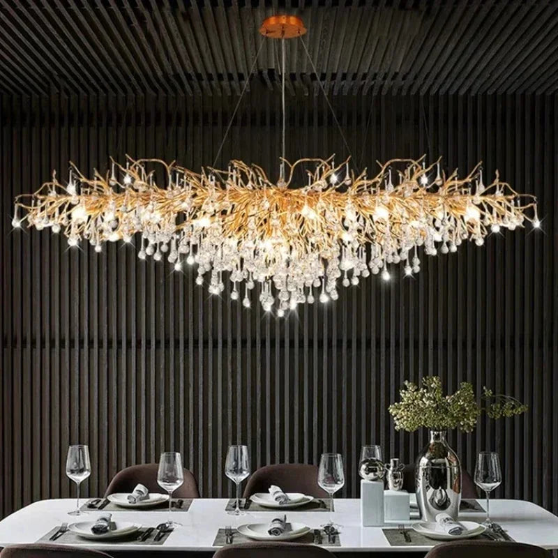 Suspension à branches dorées et gouttes de cristal – Royale, sur fond blanc