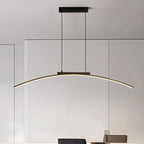 Suspension arc LED noire, ligne minimaliste – Arles, vue d’ambiance