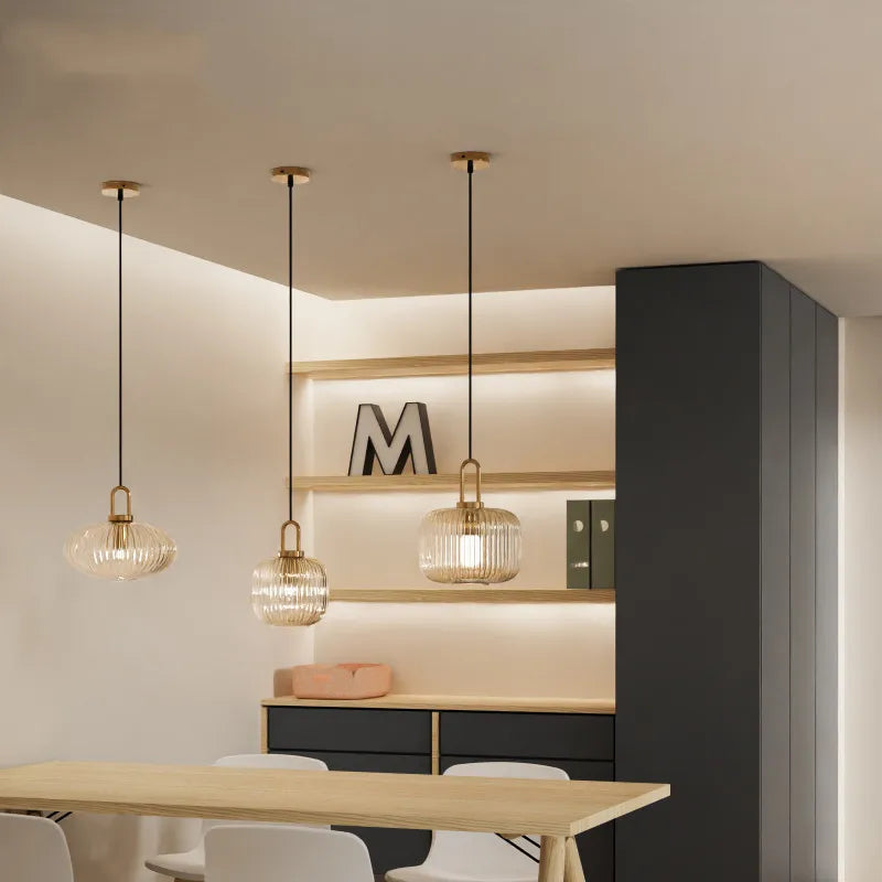Suspension lanterne en verre strié, anse dorée – Matera dans un intérieur