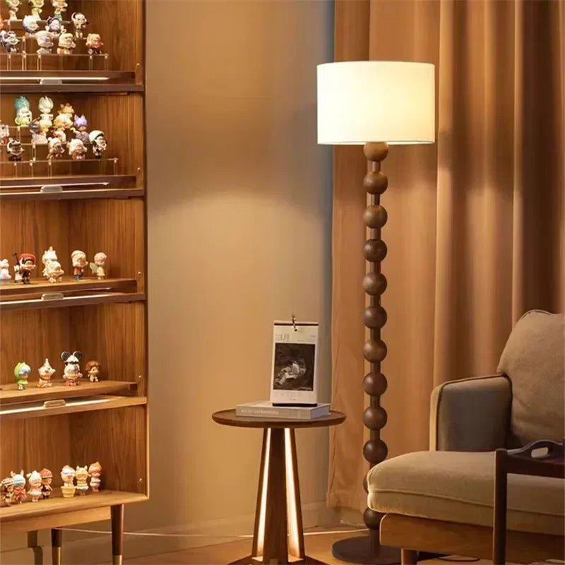 Lampadaire en bois massif, style japonais, deux modèles – Ouchi, vue d’ambiance