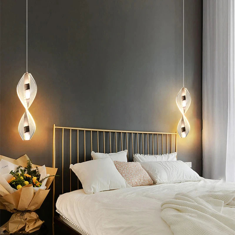 Suspension ruban LED torsadé en acrylique – Étretat dans un intérieur