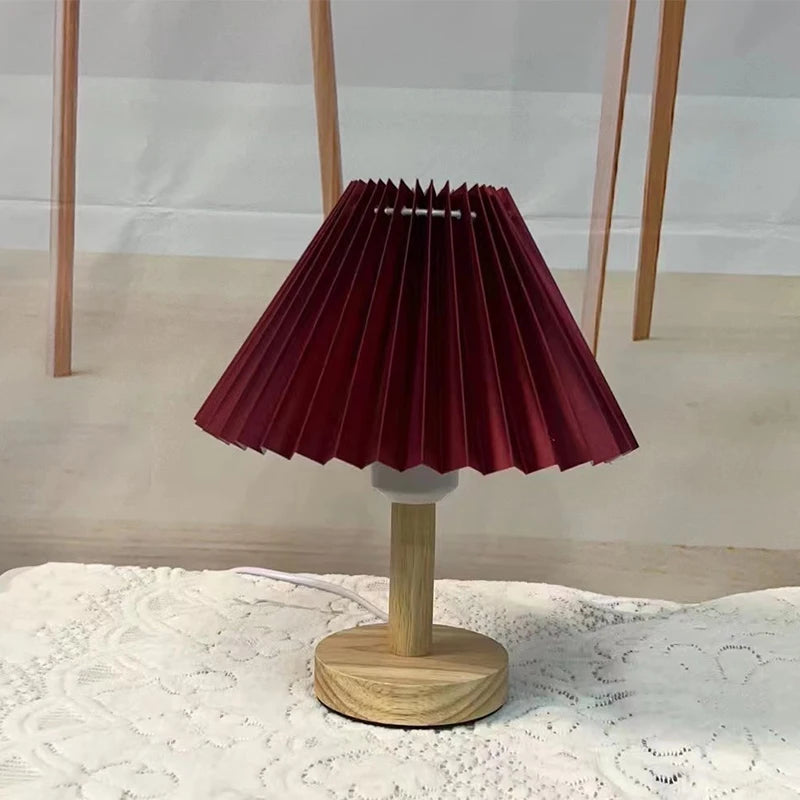 Petite lampe abat-jour plissé et pied en bois – Collonges, vue d’ambiance