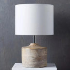 Lampe à poser pied en bois cérusé et abat-jour blanc – Barbizon, vue d’ambiance