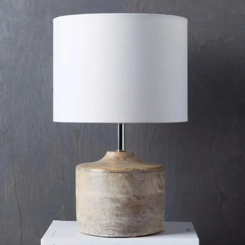 Lampe à poser pied en bois cérusé et abat-jour blanc – Barbizon, vue d’ambiance