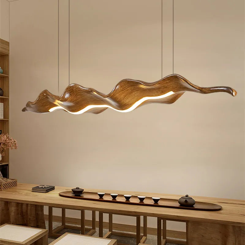 Suspension vague LED en résine effet bois – Lagos dans un intérieur