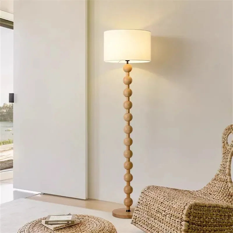 Lampadaire pied en bois tourné et abat-jour tambour – Bargème allumé