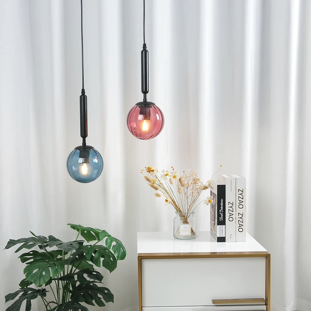 Suspension globe en verre teinté et tige, noir ou doré – Lido dans un intérieur
