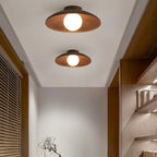 Plafonnier coupelle effet noyer et globe opalin – Rustrel, vue d’ambiance