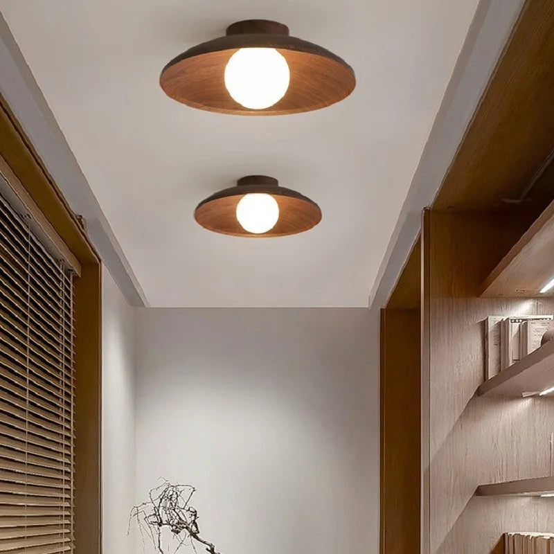 Plafonnier coupelle effet noyer et globe opalin – Rustrel, vue d’ambiance