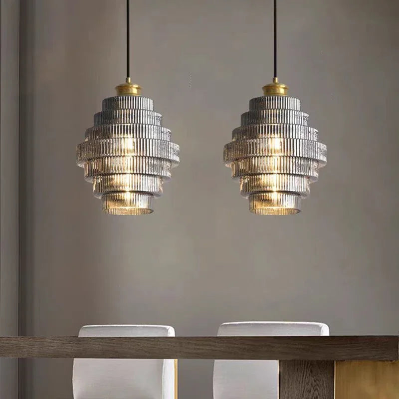 Suspension en verre strié à étages, ambre, fumé ou rose – Ragusa dans un intérieur