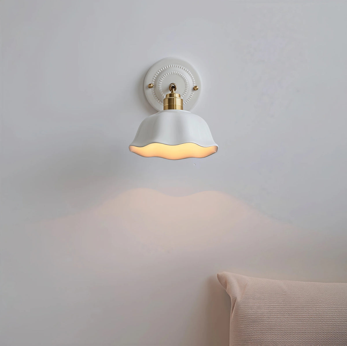 Applique en céramique et bras laiton orientable – Tokoname, vue d’ambiance