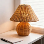 Lampe à poser en bambou tressé main, abat-jour conique – Chiran, vue d’ambiance