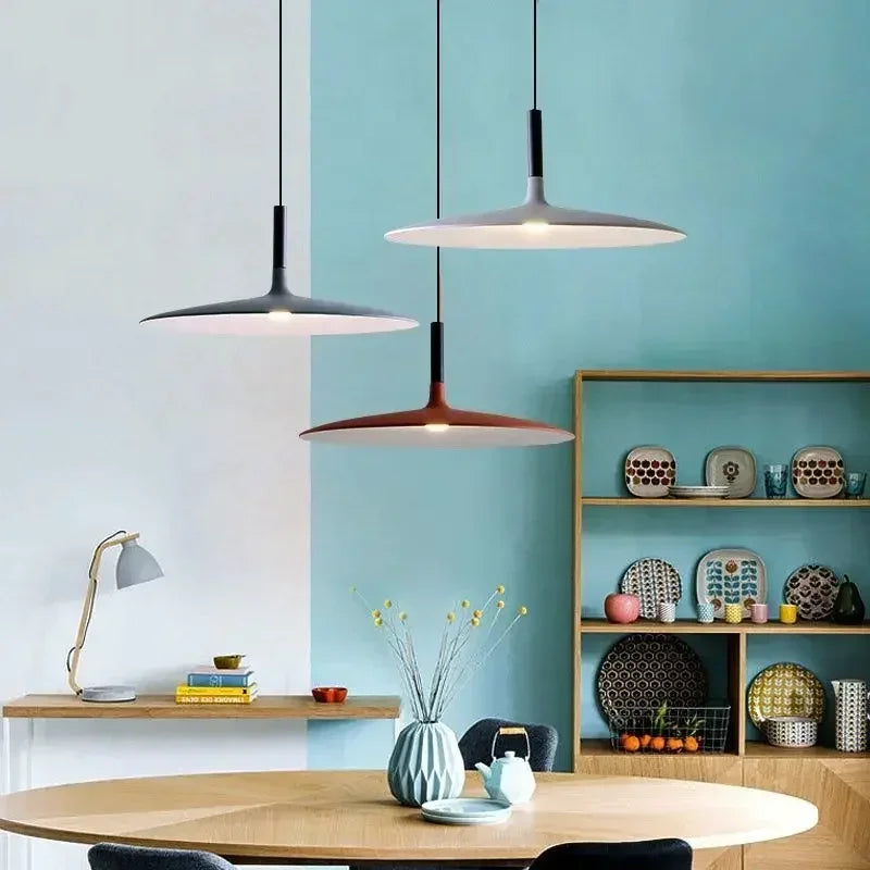Suspension soucoupe laquée, six couleurs, Ø 25 à 45 cm – Cervo, vue d’ambiance