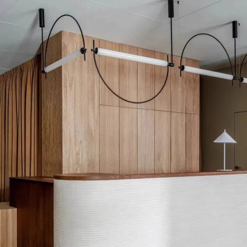 Lustre ligne de lumière et arcs, 100 ou 120 cm – Cormatin, vue d’ambiance