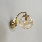 Applique globe de verre coloré sur bras doré – Palavas, sur fond clair