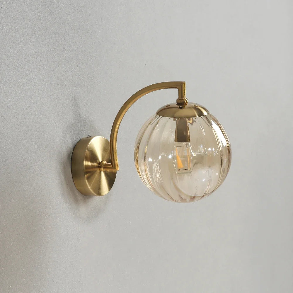 Applique globe de verre coloré sur bras doré – Palavas, sur fond clair