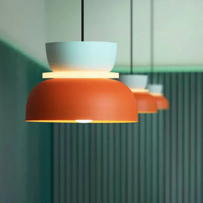 Suspension bicolore en métal laqué, style scandinave – Menton, sur fond blanc