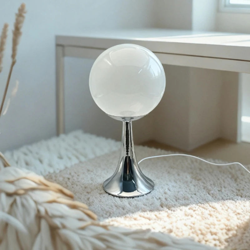 Lampe à poser globe de verre sur pied chromé – Cabourg, vue d’ambiance