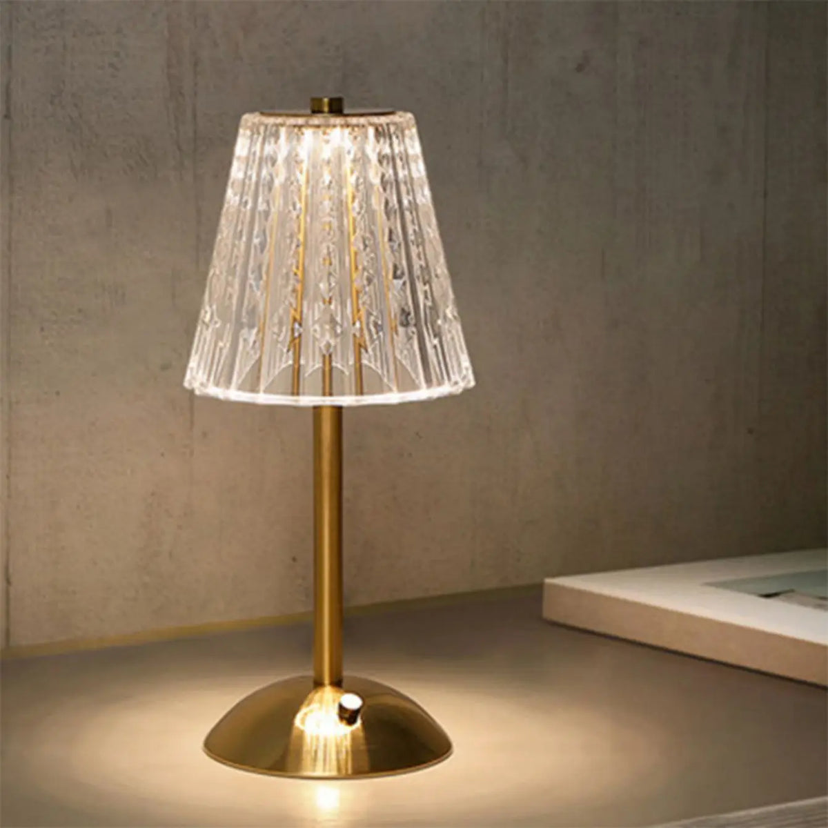 Lampe sans fil rechargeable, abat-jour cristal – Mazarin, vue d’ambiance