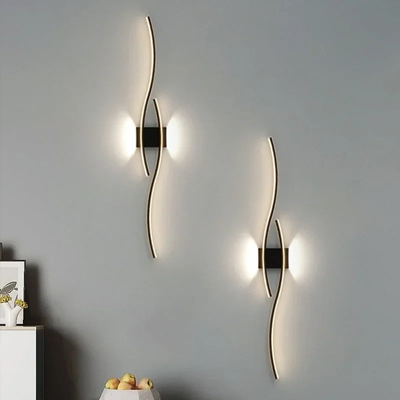 Applique LED vague horizontale, doré, noir ou blanc – Talmont dans un intérieur